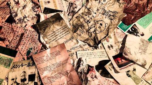 散乱した古い書類と手書きメモの山