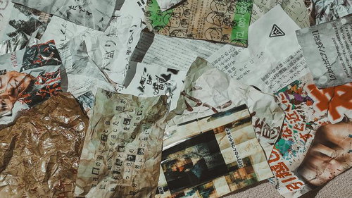無造作に散らばった雑誌やチラシなどの印刷物