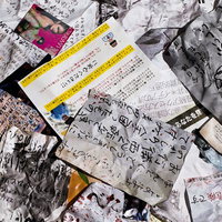 手書き文字と印刷物が混在する怪文書の山の写真