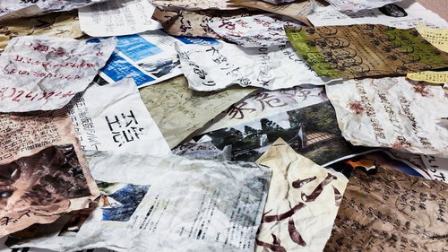 複数の怪文書が床に広がる異様な構図