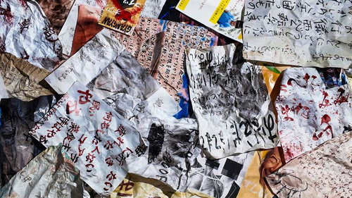 手書き文字とイラストが記された怪文書の山