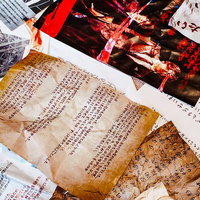 無造作に重なって散らばった古い書類や文書類の写真