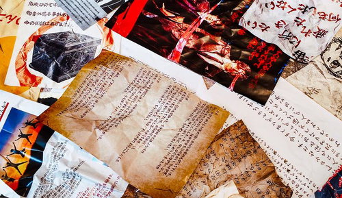 無造作に重なって散らばった古い書類や文書類