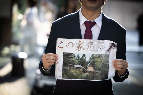 危険な文書を持つスーツの男性