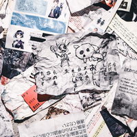 手書き文字とイラストが重なり合う怪文書の束の写真