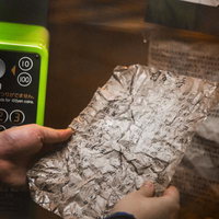 公衆電話の前で広げる怪文書の写真