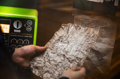 公衆電話の前で広げる怪文書