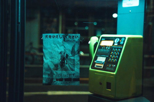 夜の電話ボックスに貼られた怪文書と公衆電話