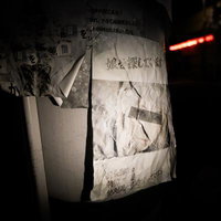 電柱に貼られた破れた怪文書と失踪告知の貼り紙の写真