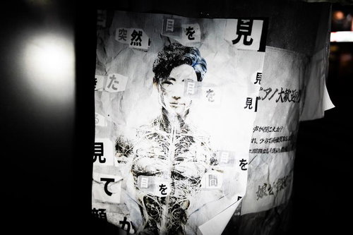 夜の電柱に残された不審な貼り紙