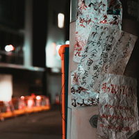 電柱に貼られた不審な張り紙の写真