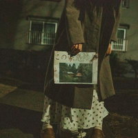 深夜の街を徘徊する不審者の写真
