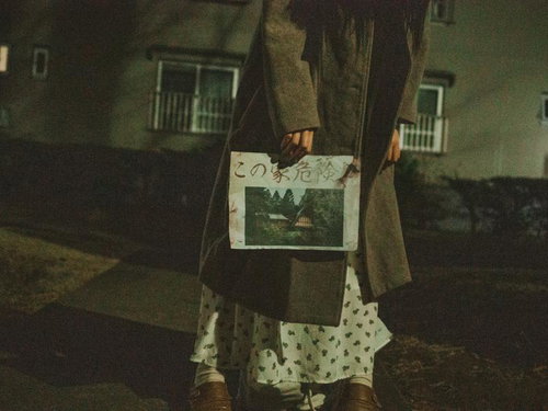 深夜の街を徘徊する不審者