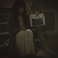 怪文書を掲げる不気味な女性の写真