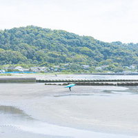 千葉県の岩井海岸でサーフボードを持つ人の写真の写真