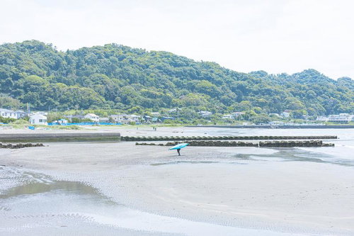 千葉県の岩井海岸でサーフボードを持つ人の写真