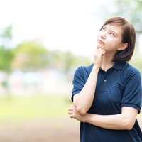 やる気を見せる介護士の女性の写真