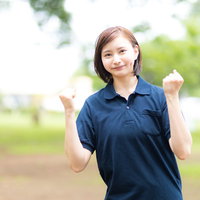 元気を出していきましょうと励ます介護士の女性のガッツポーズの写真