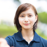 手を差し伸べるヘルパーの女性が利用者をサポートの写真