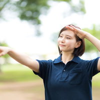 熱中症を気にして日陰を指差すヘルパーの女性の写真