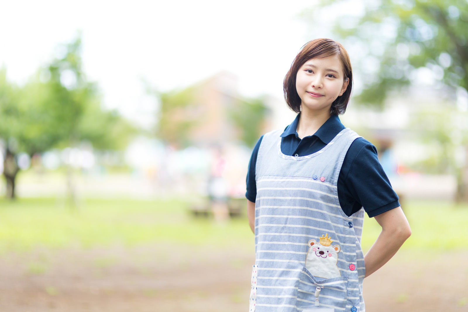 公園で太極拳をするエプロン姿の介護士［モデル：yumiko］