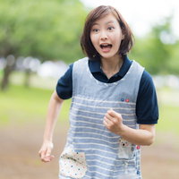 大慌てで猛ダッシュする介護士の女性が緊急対応する様子の写真