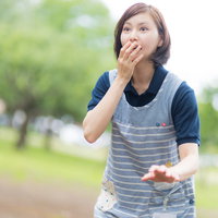 思いがけない出来事に驚き声も出ない介護士の女性の写真
