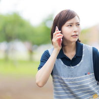 おじいさんの行方が分からなくて探し回る介護士の女性の写真