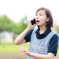 迷子を発見したと連絡があった介護士のスマホ通話の写真