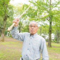 激おこのお爺さんが持っていた杖を振りかざして襲いかかってきたの写真