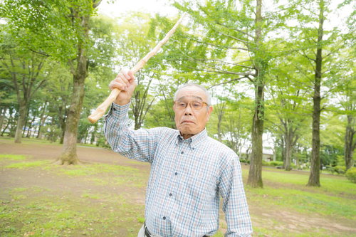 激おこのお爺さんが持っていた杖を振りかざして襲いかかってきた