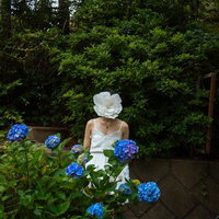 紫陽花と花人（白ワンピースと青い花の庭）の写真