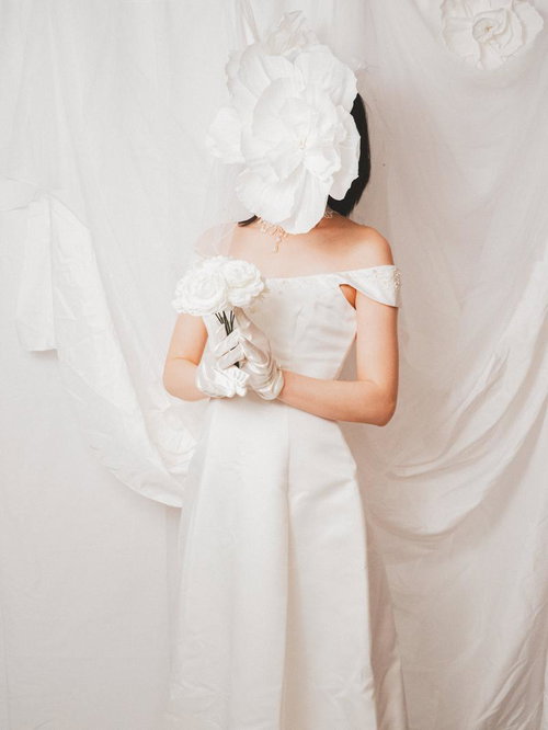 匿名花嫁のウェディングドレス姿