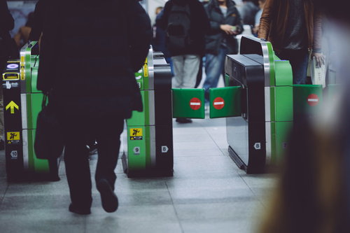 駅の改札を通る会社員たちの足元・朝の通勤ラッシュ