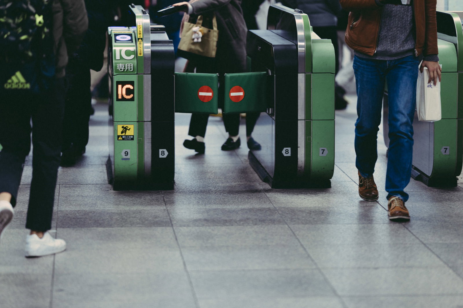 IC専用改札の緑色のゲートと白い進入禁止バー