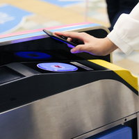 felica対応でスマートフォンだけで改札をタッチして通るの写真