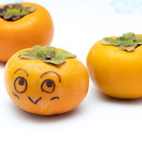 柿の国のかきぱっち、オレンジ色の果実が3個並ぶの写真