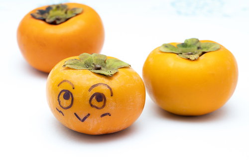 柿の国のかきぱっち、オレンジ色の果実が3個並ぶ