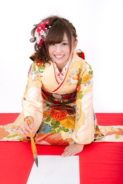 書き初めを楽しむ和装女子、振袖姿で新年の書道に取り組む