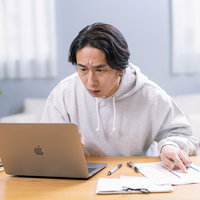 はじめての確定申告に苦戦する個人事業主の写真