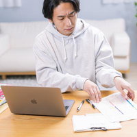 在庫管理と出品管理に余念がない几帳面な転売屋の写真