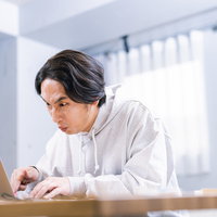 確定申告の申請期間ギリギリにデータ入力をする個人事業主の写真