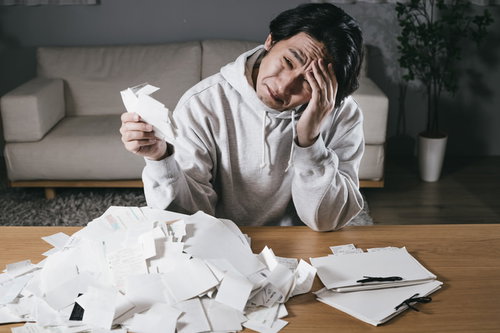 領収書をかき集めて頭を抱える個人事業主の確定申告