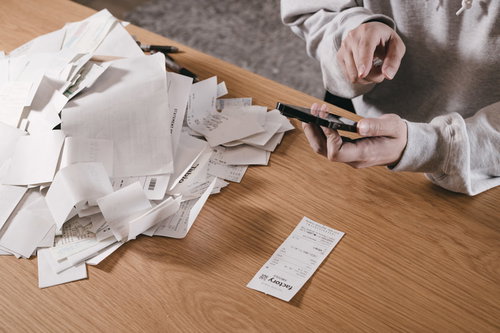 領収書をスマートフォンで読み取る作業風景