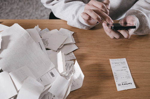 領収書のペーパーレス化に奮闘、スマートフォンで仕分け