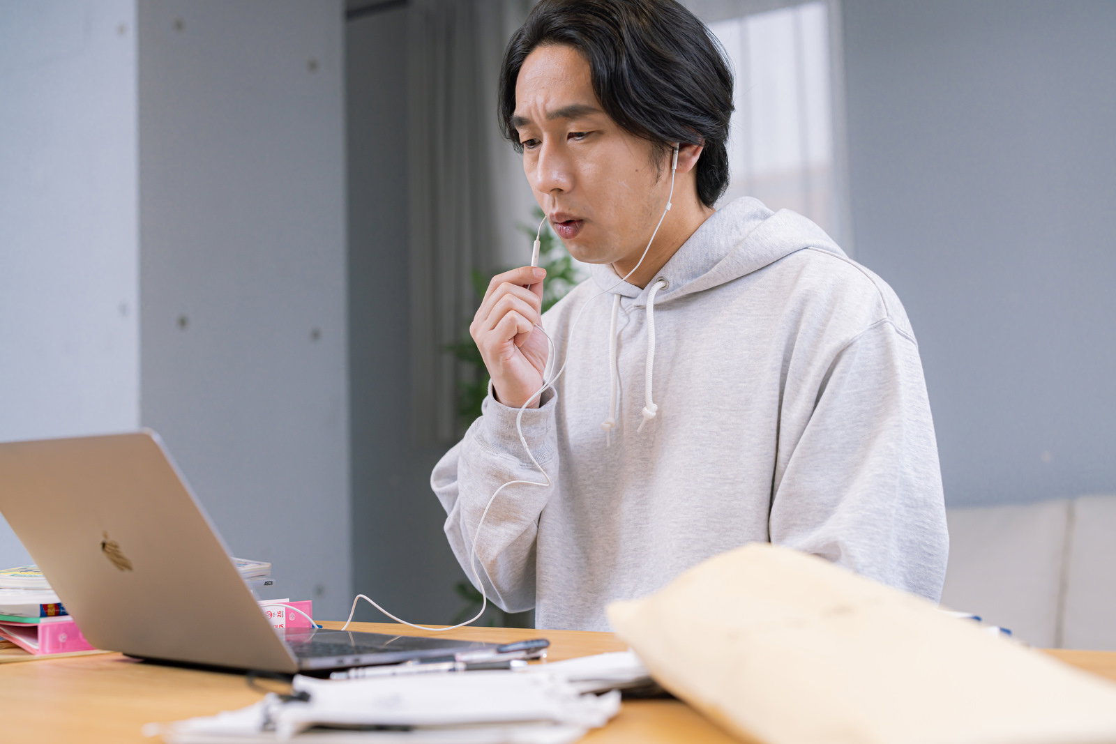オンライン会議で税理士に確定申告を相談する男性［モデル：大川竜弥］