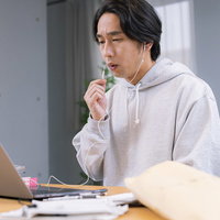 オンラインで税理士に確定申告の相談をする個人事業主の写真