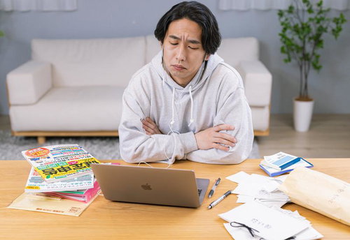 確定申告の書類に困惑する男性