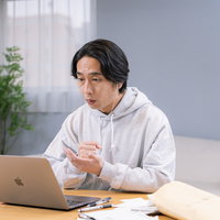 税理士の意見に「なるほど！」と手を打つ男性の写真