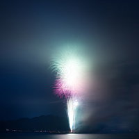 煙で花火がほとんど見えない2018年鎌倉花火大会の夜空の写真
